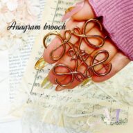 ブローチ ゴールド アナグラムブローチ アナグラム アナグラムデザイン レディース アクセサリー おしゃれ ロゴブローチ 幾何学模様 プレゼント