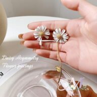 ピアス 大ぶり 大ぶり 大きめ 大き目 アクセサリー アクセ アシンメトリーピアス アシメ デイジー 韓国 フラワー お花 おしゃれ かわいい デート 上品