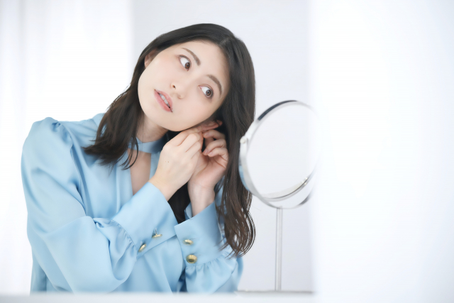 イヤーカフを付けている女性