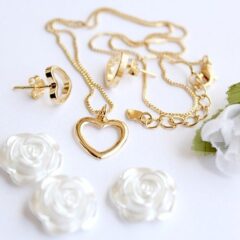 オフィスカジュアルに合ったアクセサリーでマナーと品のある女性に