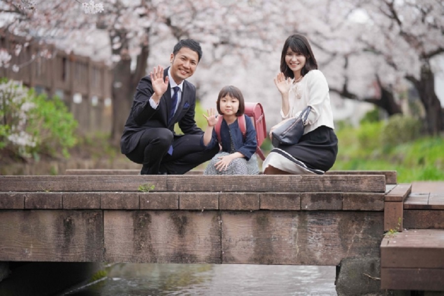 TPOをわきまえた服装で入学式に向かう家族
