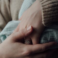 子育てママはアクセサリーをいつから付けられる？選び方＆注意点