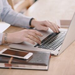 ビジネスカジュアルの定義とは？オフィスカジュアルとの違いを解説