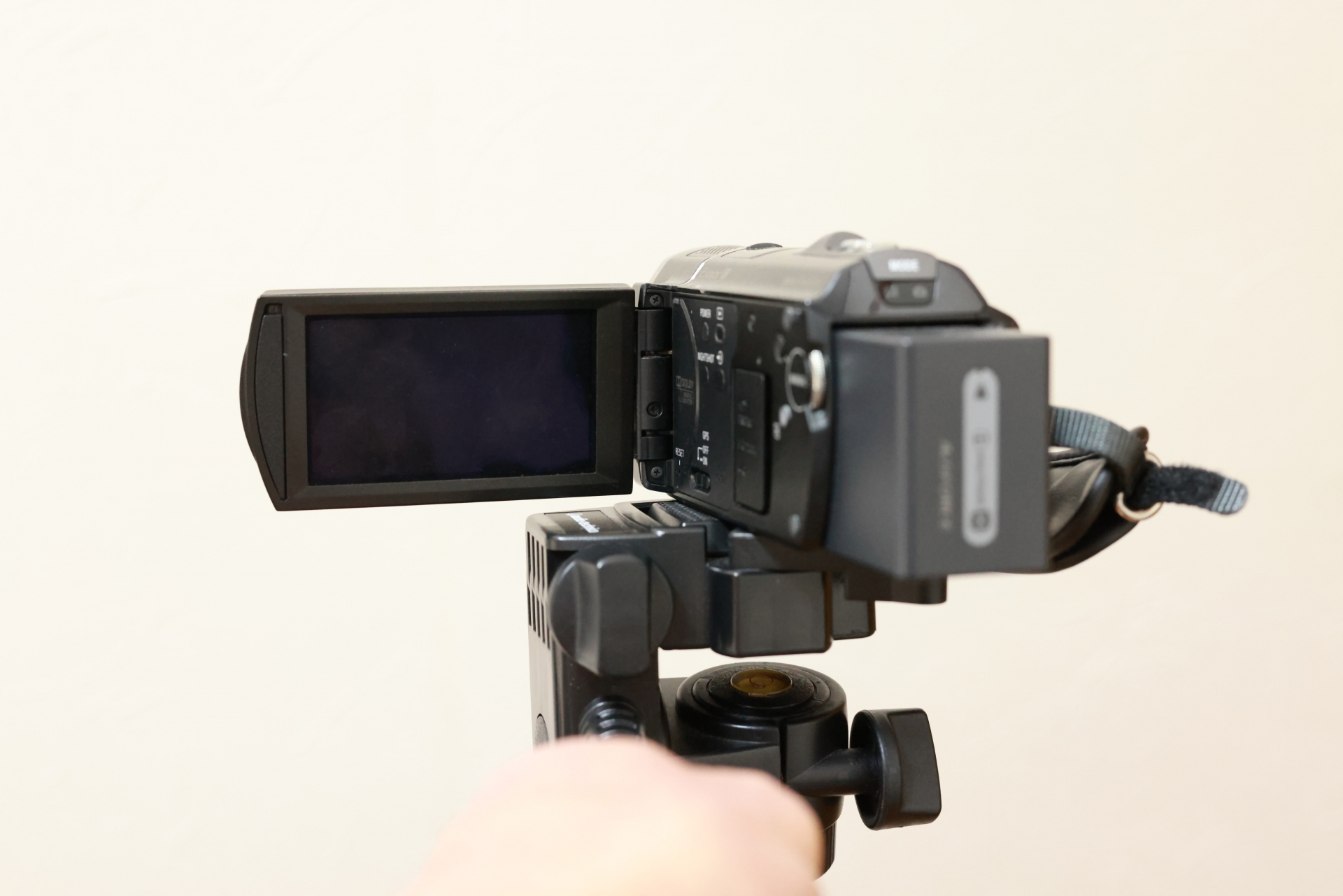 入学式に参加する母親が必ず必要な持ち物の1つであるビデオカメラ